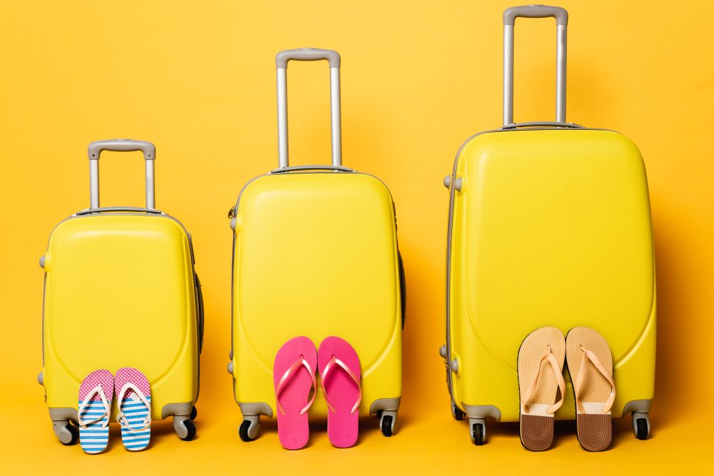 travel bags with family flip flops on yellow walizki ryanair - obrazek 1